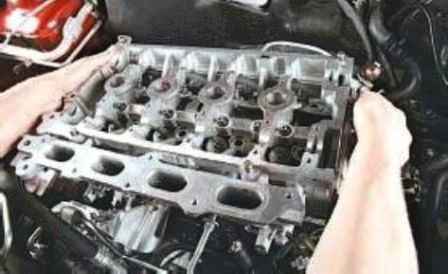 Removing and installing the cylinder head of a Renault Sandero car