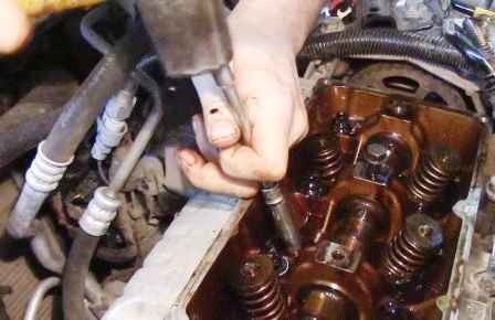 Replacing valve stem seals for Renault Sandero
