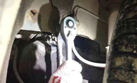 Replacing the Renault Sandero engine sump gasket