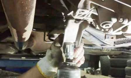 Replacing the Renault Sandero engine sump gasket