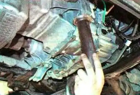Replacing the Renault Sandero engine sump gasket