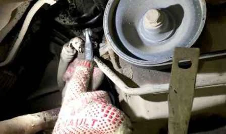 Replacing the Renault Sandero engine sump gasket