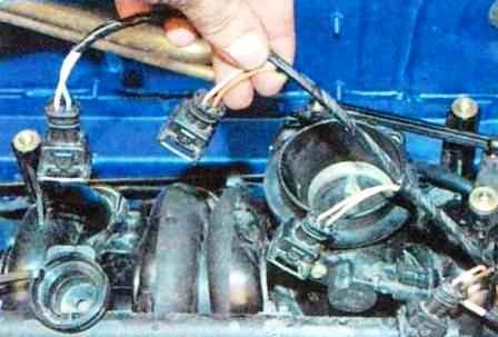 Removal and installation of the cylinder head of a Renault Sandero
