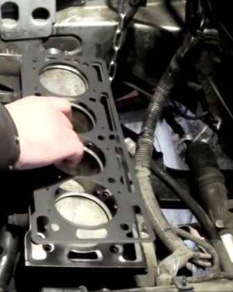 Removing and installing the Renault Sandero cylinder head