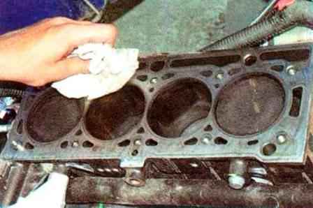 Removing and installing the cylinder head of a Renault Sandero