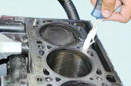 Removal and installation of the cylinder head of a Renault Sandero