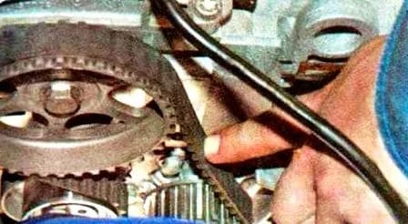 Checking and replacing the timing belt of a Renault Sandero car