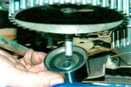 Checking and replacing the timing belt of a Renault Sandero car