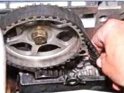 Checking and replacing the timing belt of a Renault Sandero car