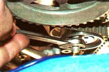 Checking and replacing the timing belt of a Renault Sandero car