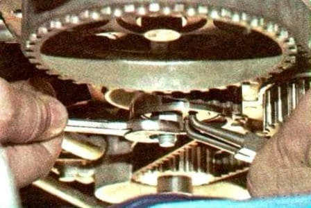 Checking and replacing the timing belt of a Renault Sandero car