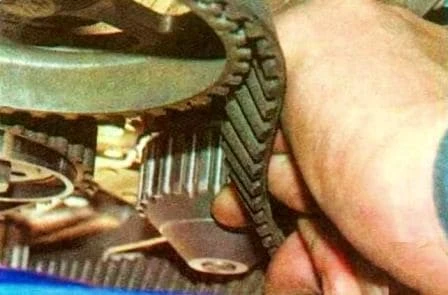 Checking and replacing the timing belt of a Renault Sandero car
