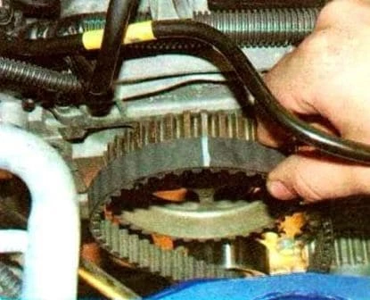 Checking and replacing the timing belt of a Renault Sandero car