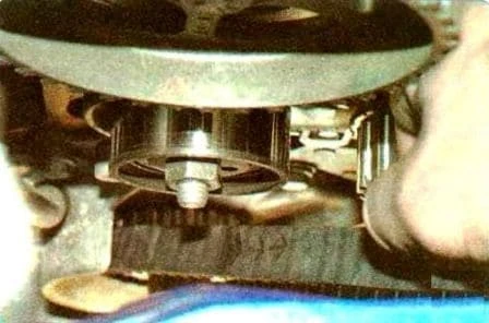 Checking and replacing the timing belt of a Renault Sandero car