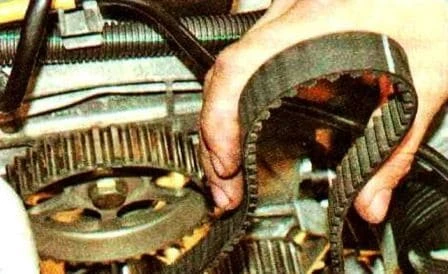 Checking and replacing the timing belt of a Renault Sandero car