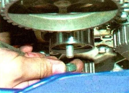 Checking and replacing the timing belt of a Renault Sandero car