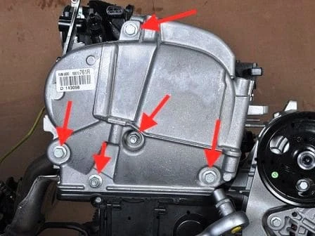 Checking and replacing the timing belt of a Renault Sandero car