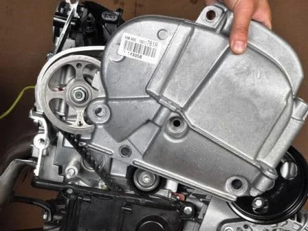 Checking and replacing the timing belt of a Renault Sandero car