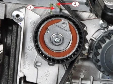 Checking and replacing the timing belt of a Renault Sandero car