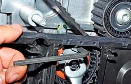 Checking and replacing the timing belt of a Renault Sandero car