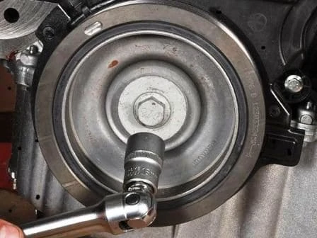 Checking and replacing the timing belt of a Renault Sandero car
