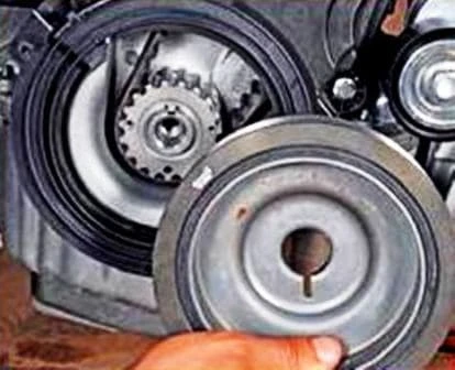 Checking and replacing the timing belt of a Renault Sandero car