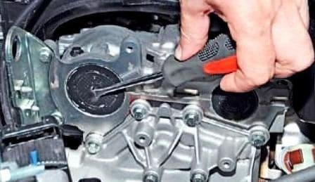 Checking and replacing the timing belt of a Renault Sandero car
