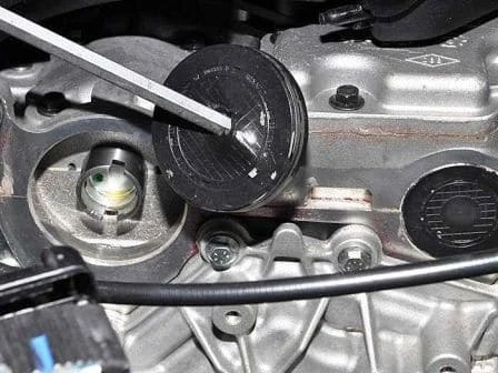 Checking and replacing the timing belt of a Renault Sandero car