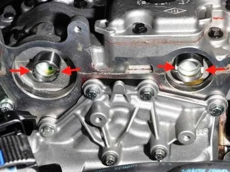 Checking and replacing the timing belt of a Renault Sandero car