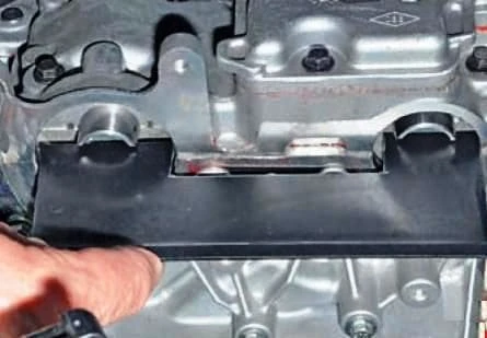 Checking and replacing the timing belt of a Renault Sandero car