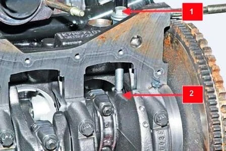 Checking and replacing the timing belt of a Renault Sandero car