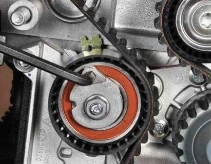 Checking and replacing the timing belt of a Renault Sandero car