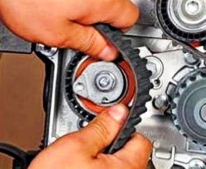 Checking and replacing the timing belt of a Renault Sandero car