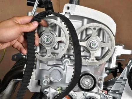 Checking and replacing the timing belt of a Renault Sandero car