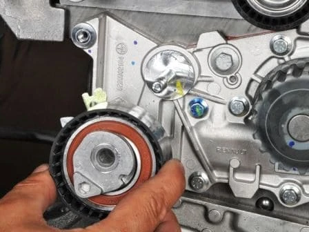 Checking and replacing the timing belt of a Renault Sandero car
