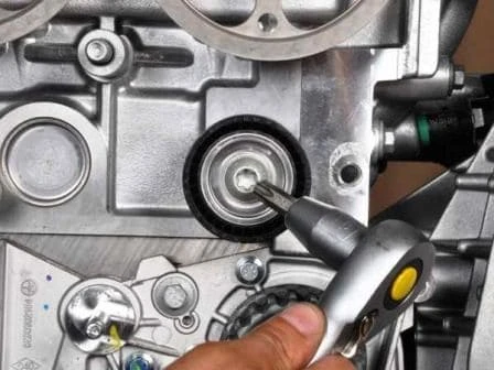 Checking and replacing the Renault Sandero timing belt