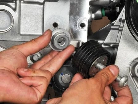 Checking and replacing the timing belt of a Renault Sandero car