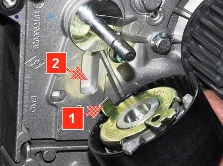 Checking and replacing the timing belt of a Renault Sandero car