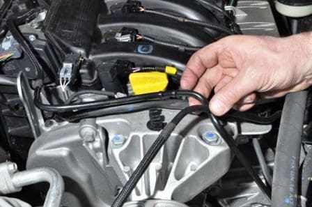 Comprobación y sustitución de la correa de distribución de un coche Renault Sandero