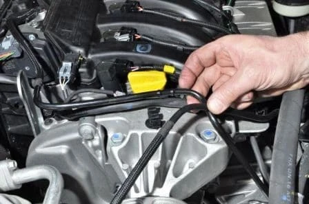 Checking and replacing the timing belt of a Renault Sandero car