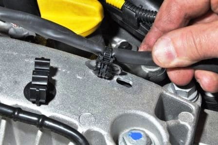 Checking and replacing the timing belt of a Renault Sandero car