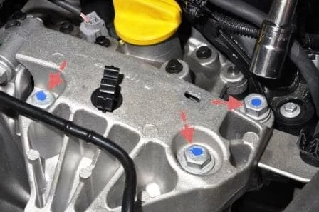 Checking and replacing the timing belt of a Renault Sandero car