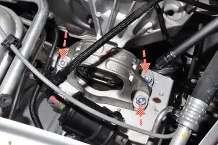 Checking and replacing the timing belt of a Renault Sandero car