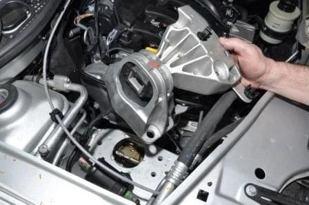 Checking and replacing the timing belt of a Renault Sandero car
