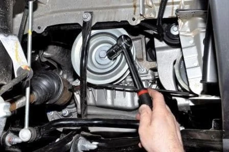 Checking and replacing the timing belt of a Renault Sandero car