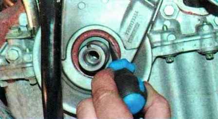 How to replace Renault Sandero crankshaft oil seals