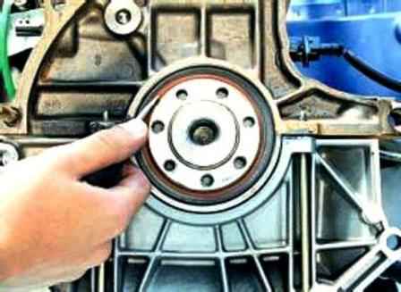 How to replace Renault Sandero crankshaft oil seals