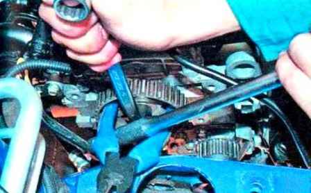 How to replace Renault Sandero engine camshaft oil seal