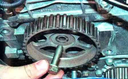 How to replace Renault Sandero engine camshaft oil seal