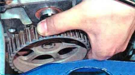 How to replace Renault Sandero engine camshaft oil seal